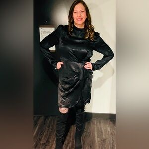 THE MINT LONG SLEEVED BLACK DRESS. SIZE XL